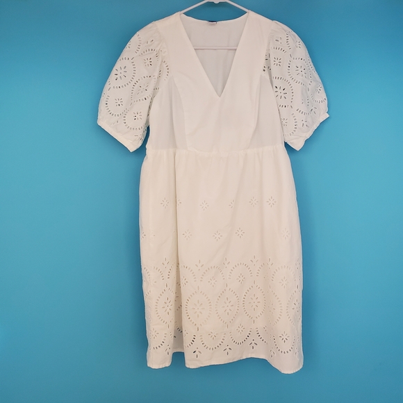Old Navy Dresses & Skirts - Old Navy Size Small White Eyelet Knee Length Dress